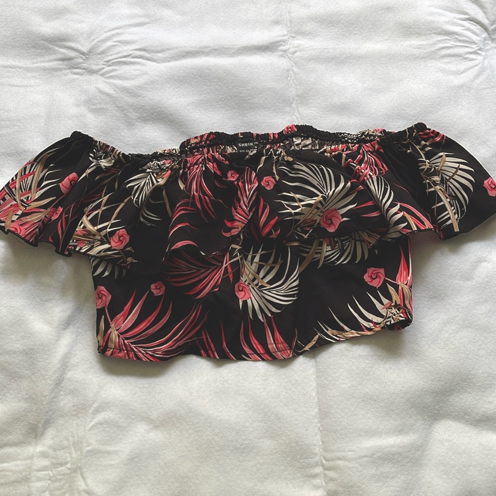 SHEIN Dark Flowery Crop Top